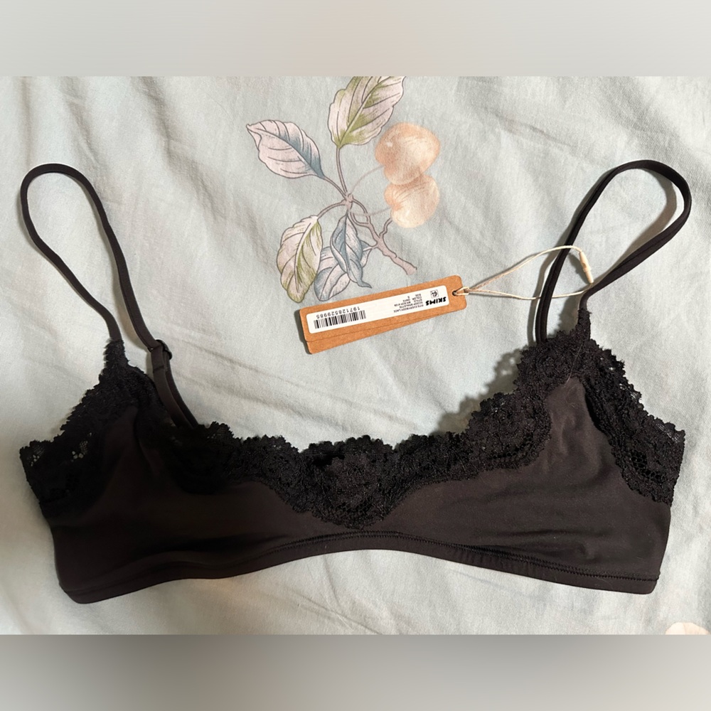 SKIMS FITS EVERYBODY LACE SCOOP BRALETTE (NWT)